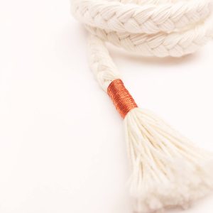 Ponteira em fio laranja aplicado em cordão branco